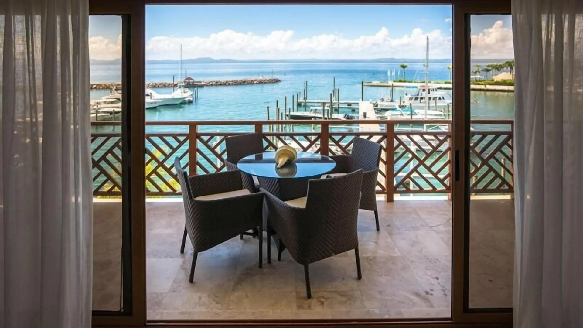 The Bannister Hotel & Yacht Club By Mint Samana 5*,  République dominicaine